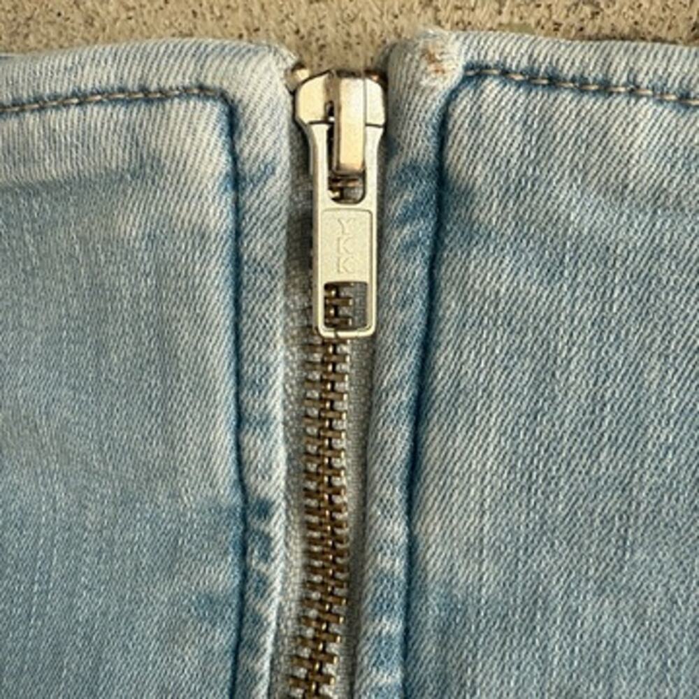 Free People Denim Mini Skirt Light Wash Blue Zip Front Stretchy Mid Rise Size 6 - Picture 4 of 9